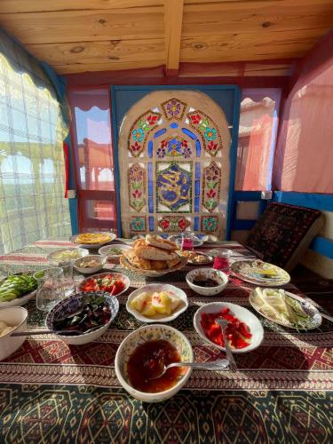 a table with plates of food on it at Dancing Cloud Art House in Uçhisar
