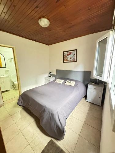a bedroom with a bed and a bathroom at Patagonia y Deloqui in Ushuaia