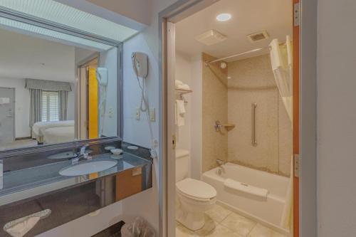 a bathroom with a sink and a toilet and a tub at Townhouse Fort Walton Beach Hurlburt Field in Mary Esther