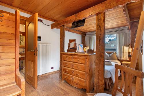 a bedroom with a bed and a dresser at Affittacamere De Charme Jour Et Nuit in Torgnon