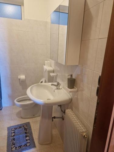 a bathroom with a sink and a toilet at BeaMare - Monolocale - Massimo tre ospiti con posto spiaggia - Studio Apartment - Max 3 people with 1 private umbrella and two SunBeds at the private beach of Eraclea Mare in Eraclea Mare