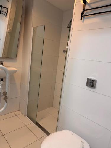 a bathroom with a shower and a toilet at Flat Mercure Nova Iguaçu in Nova Iguaçu