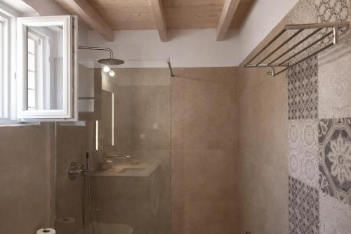 ein Badezimmer mit Dusche und Waschbecken in der Unterkunft Elichrysos house in Kagkátika