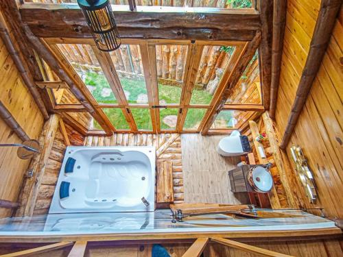 an overhead view of a kitchen in a tiny house at Quinta La Primavera Ecolodge in Isnos