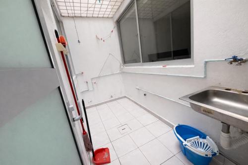 a bathroom with a sink and a mirror at Rinconcito de Paz en Xalapa in Xalapa