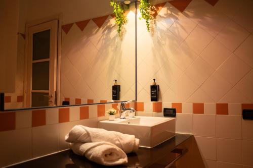 a bathroom with a sink and a mirror at Al Civico 23 in Castiglione del Lago