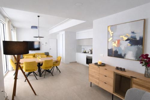 Sunny Waves & Coast 2 Apts, 6BR, AC & Heated POOL