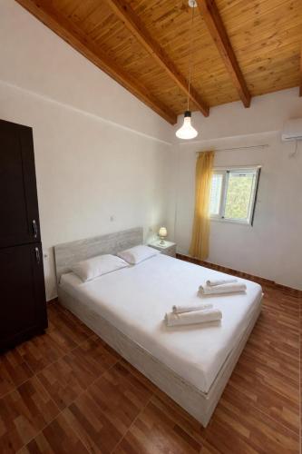 ヒマラにあるSofia's Roomsの大きな白いベッドと窓のある寝室