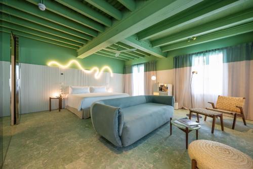 a hotel room with a bed and a couch at Terreno Barrio Hotel in Palma de Mallorca