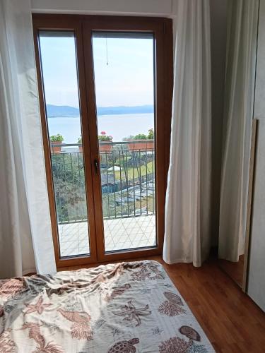 a bedroom with a window with a view of the ocean at Casa Sofia in Marina Julia