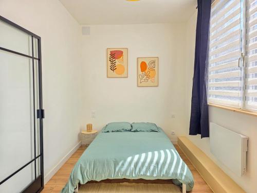 a bedroom with a bed and a window at Le Sauge, 5 min Gare, Terrasse, Stationnement in Saint-Brieuc