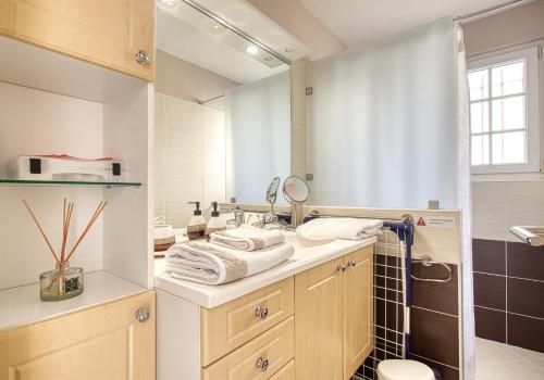 a bathroom with a sink and a mirror at Le Charme bleu d'Azur in Saint-Raphaël