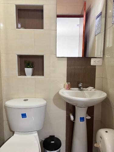 a bathroom with a toilet and a sink at Montes De Beraka in Minca