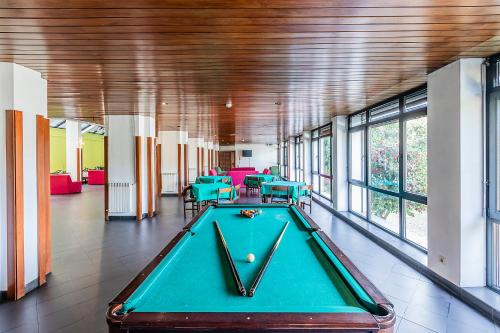 a pool table in a room with tables and chairs at HI São Pedro do Sul – Pousada de Juventude in Termas de Sao Pedro do Sul