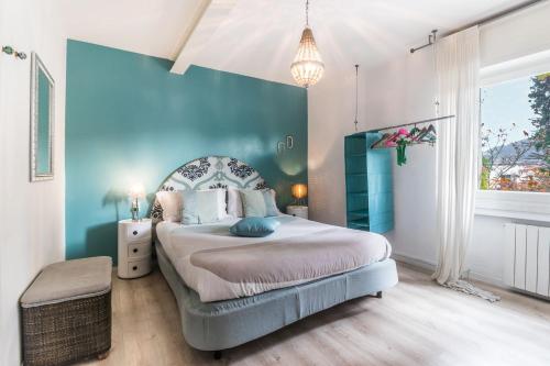 Un dormitorio con una cama con una pared azul. en Riad Rooms, en Sarnico