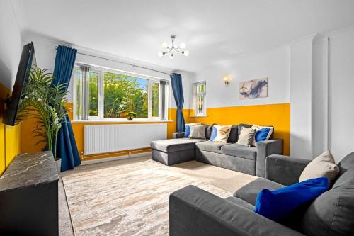 a living room with two couches and a tv at Solihull 5 Bed Home near NEC/Bham airport/JLR/HS2 in Solihull
