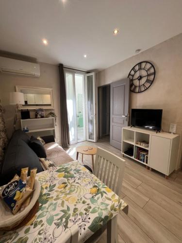 Vieil Antibes, ravissant 2p avec petite terrasse