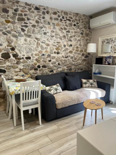 Vieil Antibes, ravissant 2p avec petite terrasse