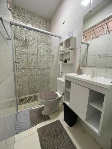 ein Badezimmer mit Dusche, Toilette und Waschbecken in der Unterkunft Apto do Xavier in Juazeiro