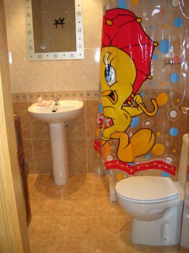 a bathroom with a toilet and a sink at Apartamentos Ball Benas Edificio Prados de Velarta in Cerler