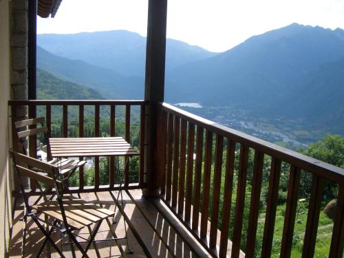 a balcony with a bench and a view of the mountains at Apartamentos Ball Benas Edificio Prados de Velarta in Cerler