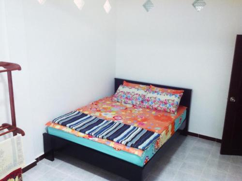 Giường trong phòng chung tại Nur Muslim 3 Homestay At Kota Bharu