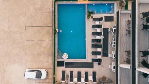 an overhead view of a swimming pool in a building at Capital Rooms in Ulcinj