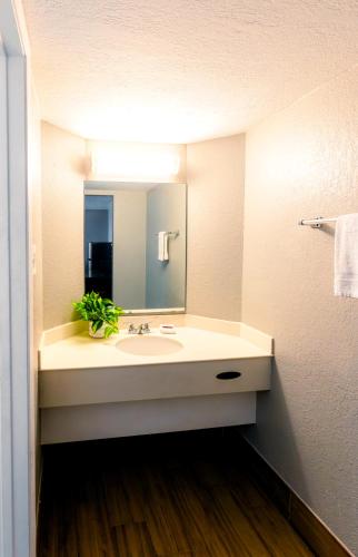 a bathroom with a sink and a mirror at Home Suites Culebra in San Antonio