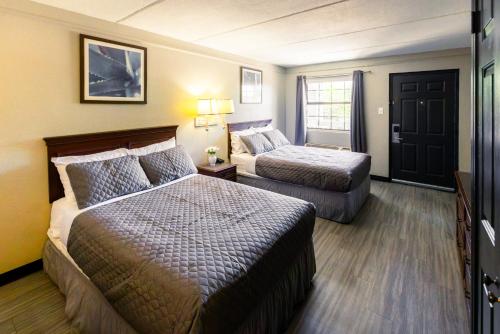 a hotel room with two beds and a window at Home Suites Culebra in San Antonio