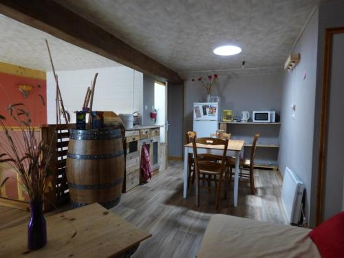 Kuchyň nebo kuchyňský kout v ubytování Chambre bleue