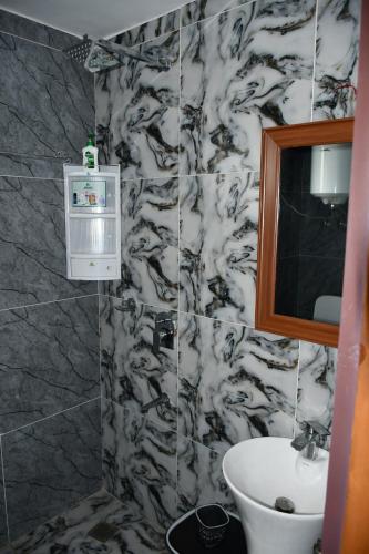 a bathroom with a black and white marble wall at Haari Wann in Srinagar