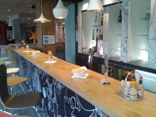 Un restaurante u otro lugar para comer en Ibis Évry-Courcouronnes