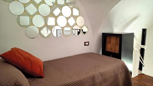a bedroom with a bed and a mirror on the wall at Maison Morgana in Formia