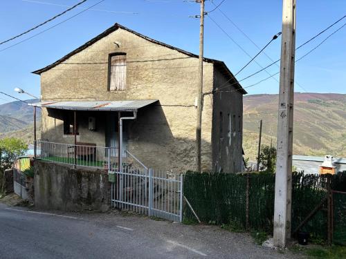 an old house on the side of the road at Casa Villafeile in Villafeile