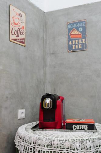 a table with a toaster on top of a table at Casa da Avó Nina in Fuzeta
