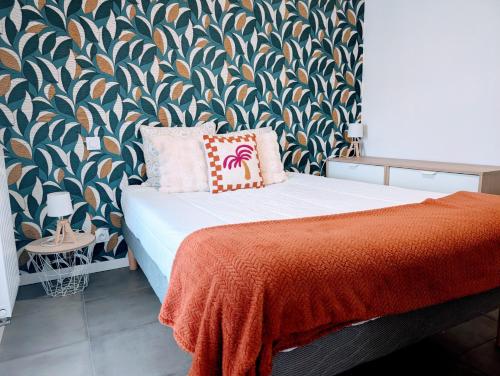 a bedroom with a bed with a floral wallpaper at Euskal Herria in Saint-Pée-sur-Nivelle
