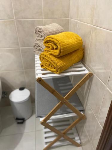 a stack of towels on a towel rack in a bathroom at Lenny's house I in Agualva