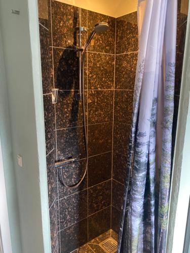 a shower in a bathroom with a shower curtain at 40 kvm lejlighed in Kjellerup