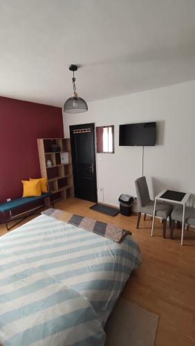 Et tv og/eller underholdning på Chambre 1