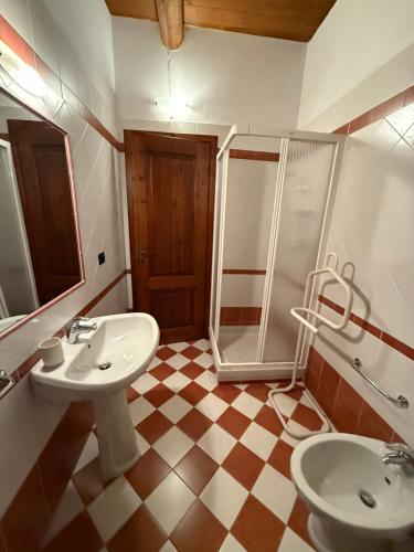 a bathroom with two sinks and a shower at Cascina Filipot in Cerretto Langhe