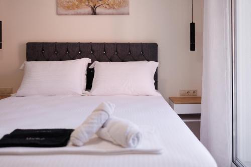 ein Bett mit zwei Handtüchern darauf in der Unterkunft Plaka Studios 3 in Benitses