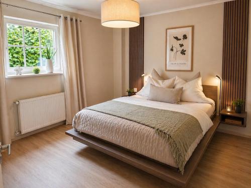 a bedroom with a large bed and a window at Premium Lodge nahe Cochem - 5-Sterne- Ferienwohnung - 149 qm - für 2-6 Gäste in Greimersburg