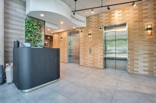 Modern 3 bedroom condo in downtown w free parking photo 56