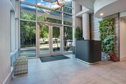 Modern 3 bedroom condo in downtown w free parking photo 57