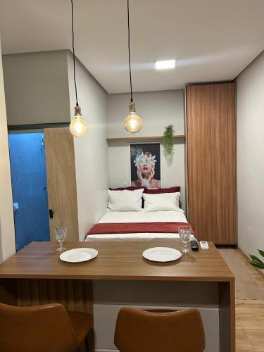 a bedroom with a bed and a table and chairs at Hospedagem Construgram in Itaituba