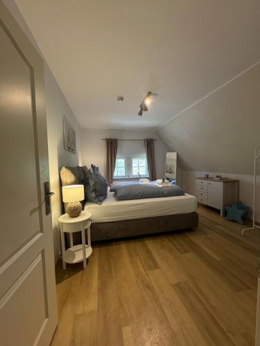 a bedroom with a bed and a window at Reet-Denkmal am Elbstrand in Stade