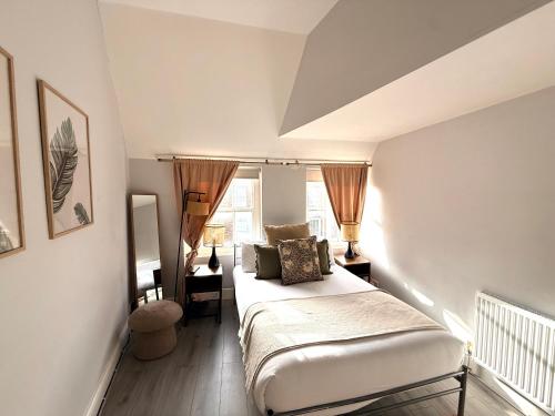 a bedroom with a bed and a window at Soho Room n4 in London