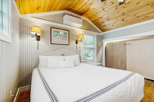 a bedroom with a large white bed in a room at Shorelands Resort Cottage 40 in Kennebunk