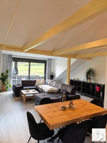 ein Wohnzimmer mit Sofa und Tisch in der Unterkunft Lichtloft Fränkische Schweiz in Ebermannstadt