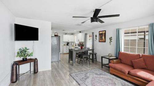 a living room with a couch and a kitchen at ULTRA COZY CASITA BY DTWN PHX in Phoenix